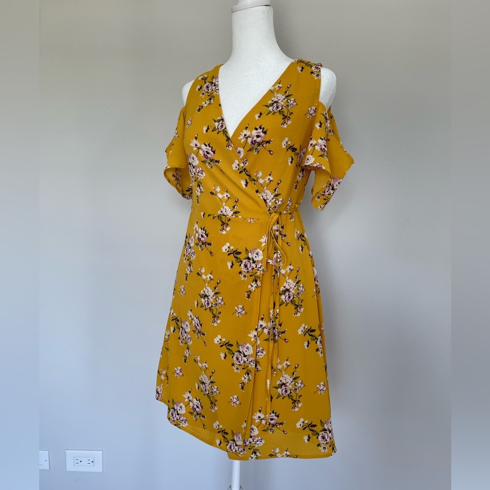 Blue Rain Francesca’s Wrap Dress Women’s Small Yellow Floral Open Shoulder‎